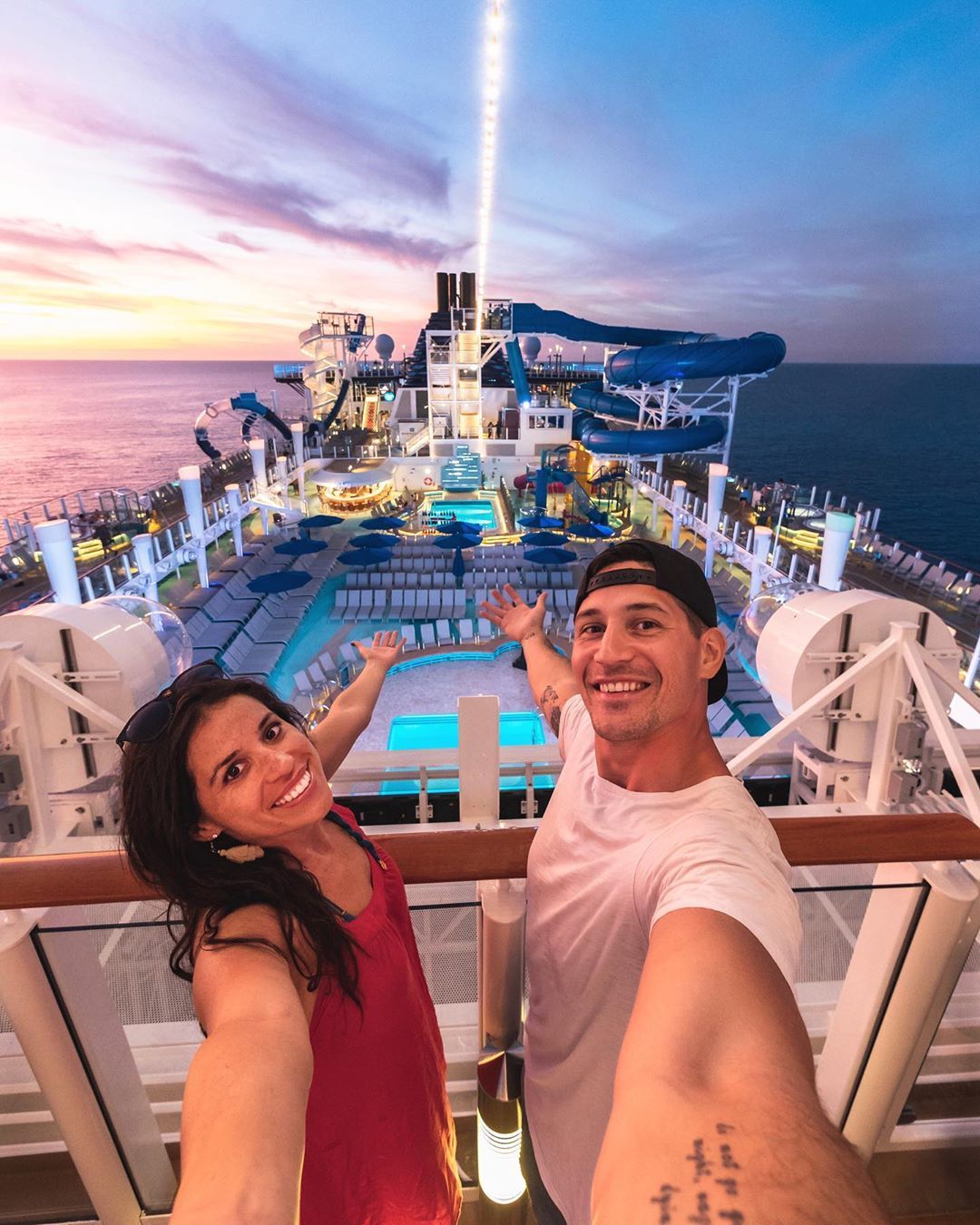 De acordo com a equipe do navio: Veja como é trabalhar na Norwegian Cruises 4 Duas pessoas se divertindo em um cruzeiro