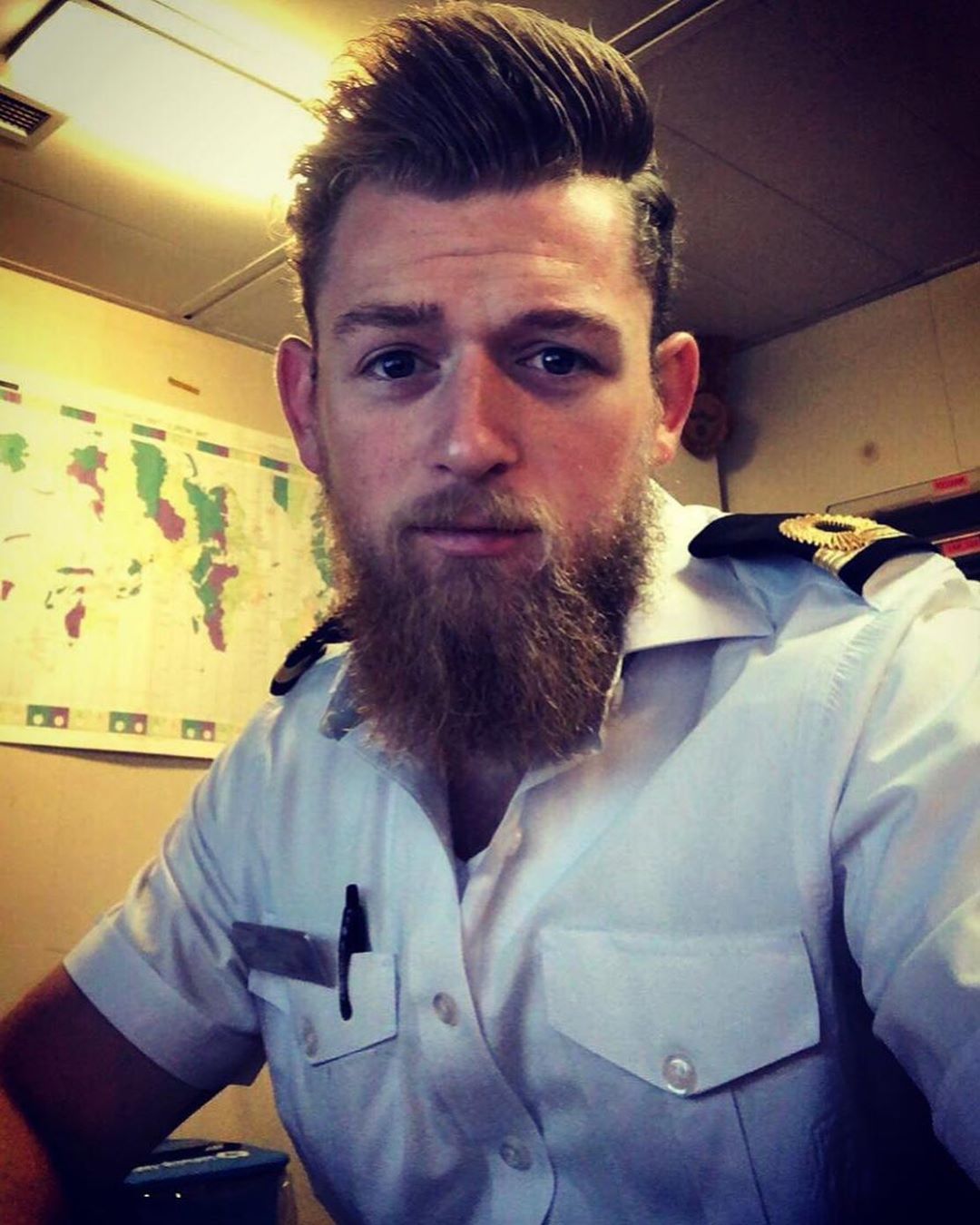 De acordo com a equipe do navio: Veja como é trabalhar na Norwegian Cruises 5 Homem tirando uma foto