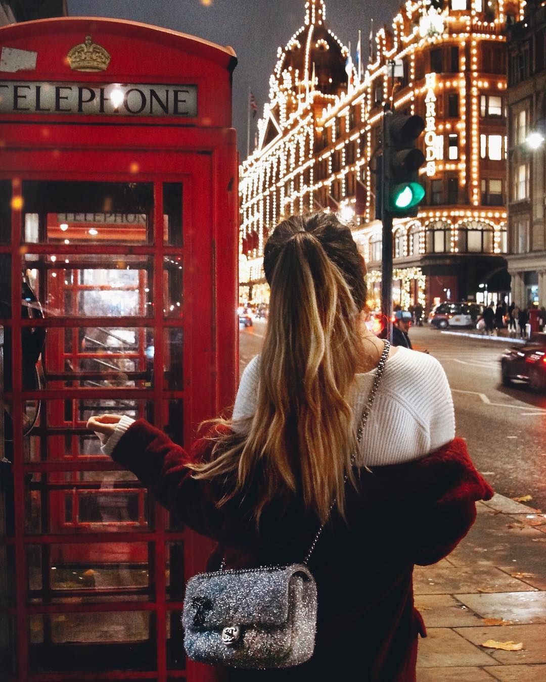 garota na cabine telefônica de Londres