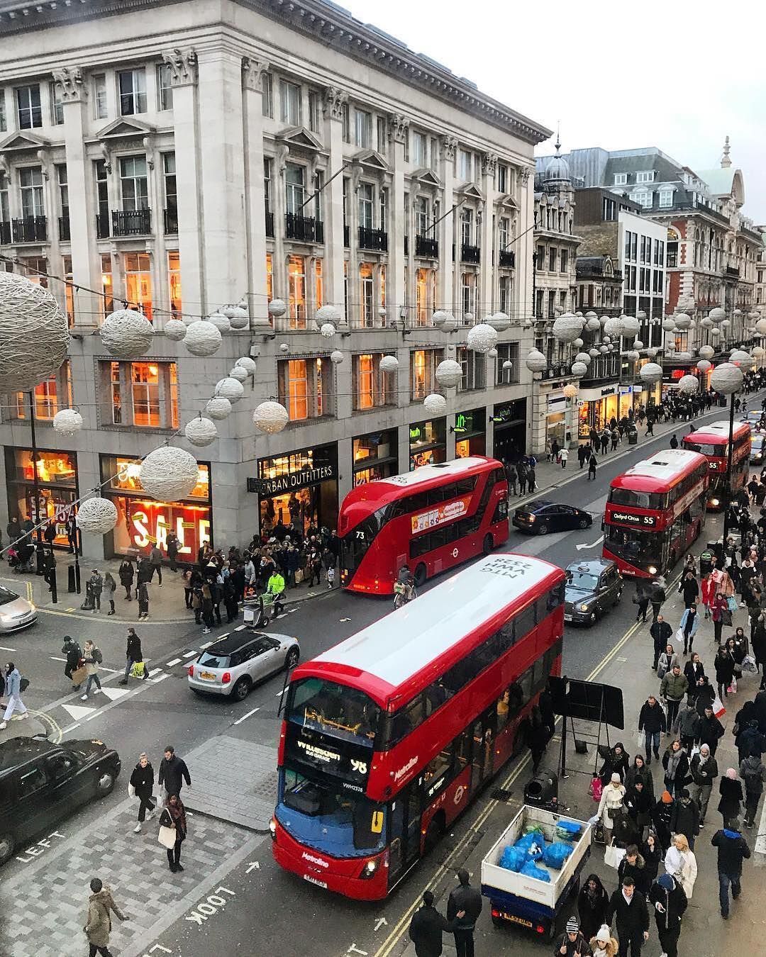Rua de Londres com ônibus