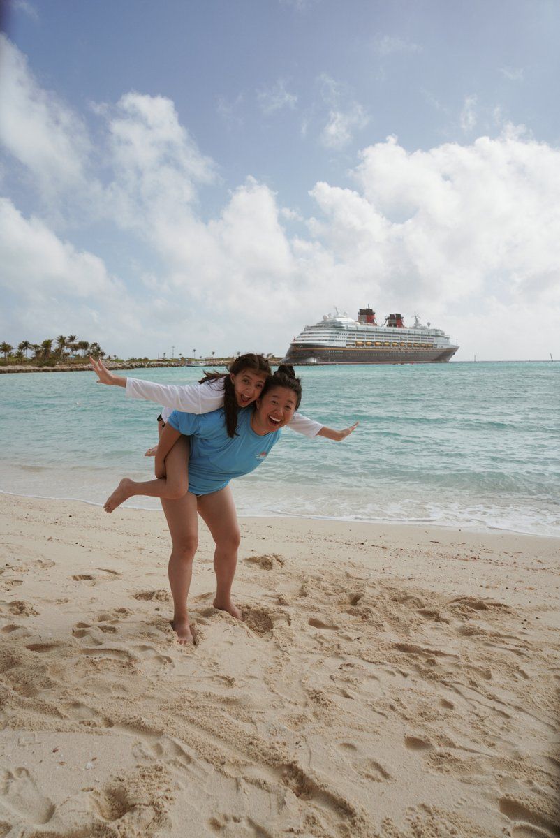 Mãe e filha na praia Disney Cruise