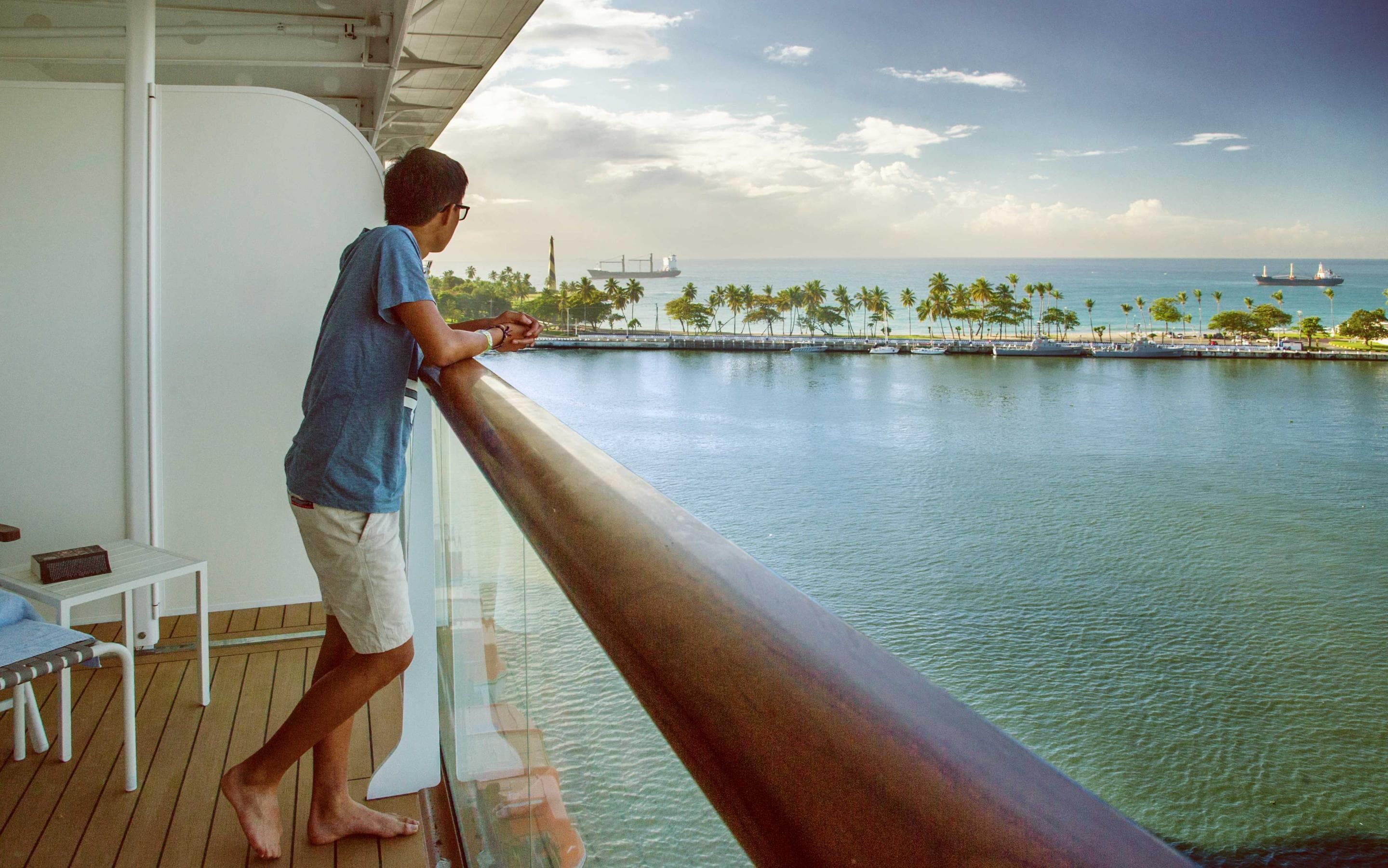 Homem olhando para a água da varanda do navio de cruzeiro
