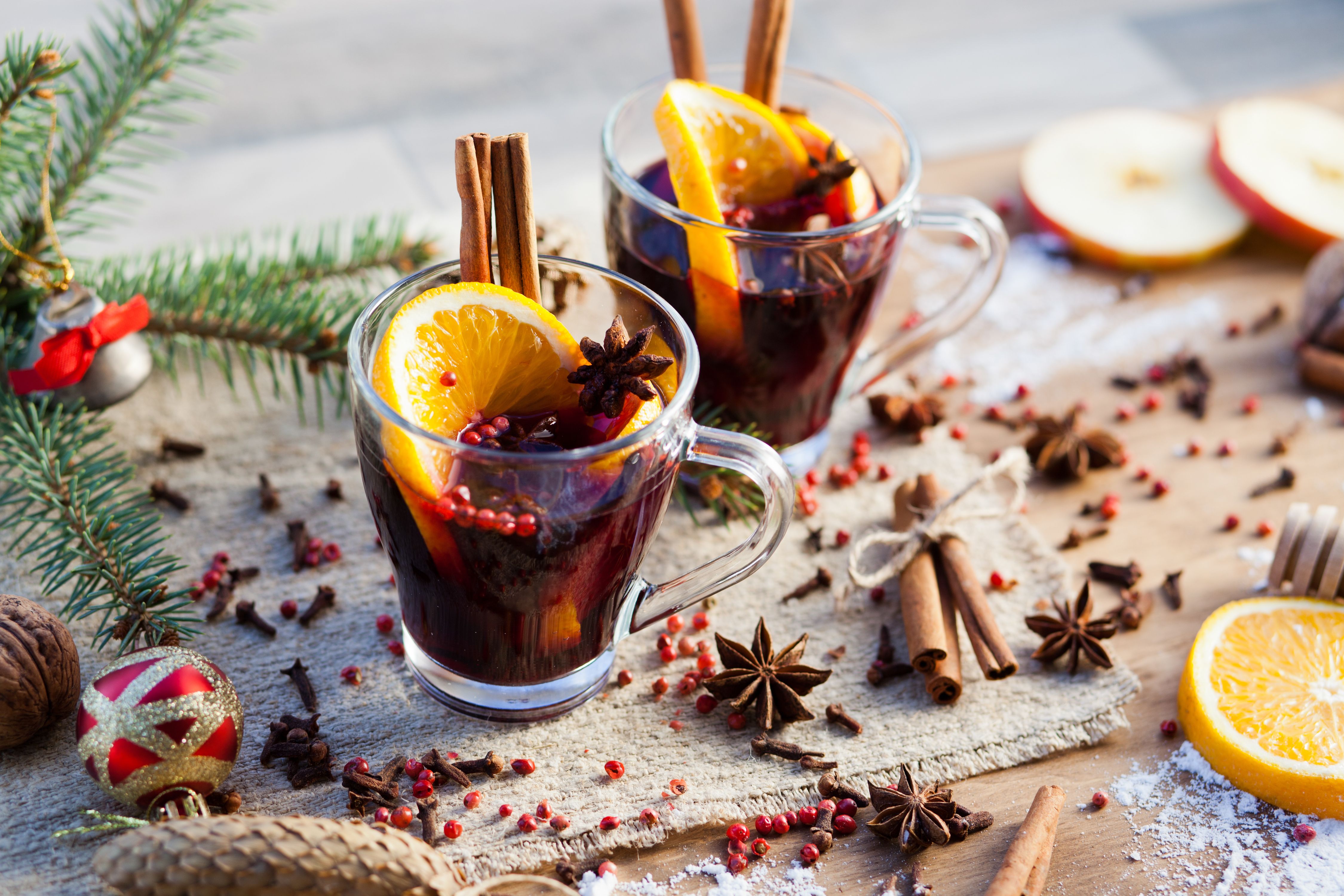 Todos nós poderíamos usar uma bebida nesta temporada: os melhores coquetéis de férias para fazer em casa 2 uma taça de vinho quente