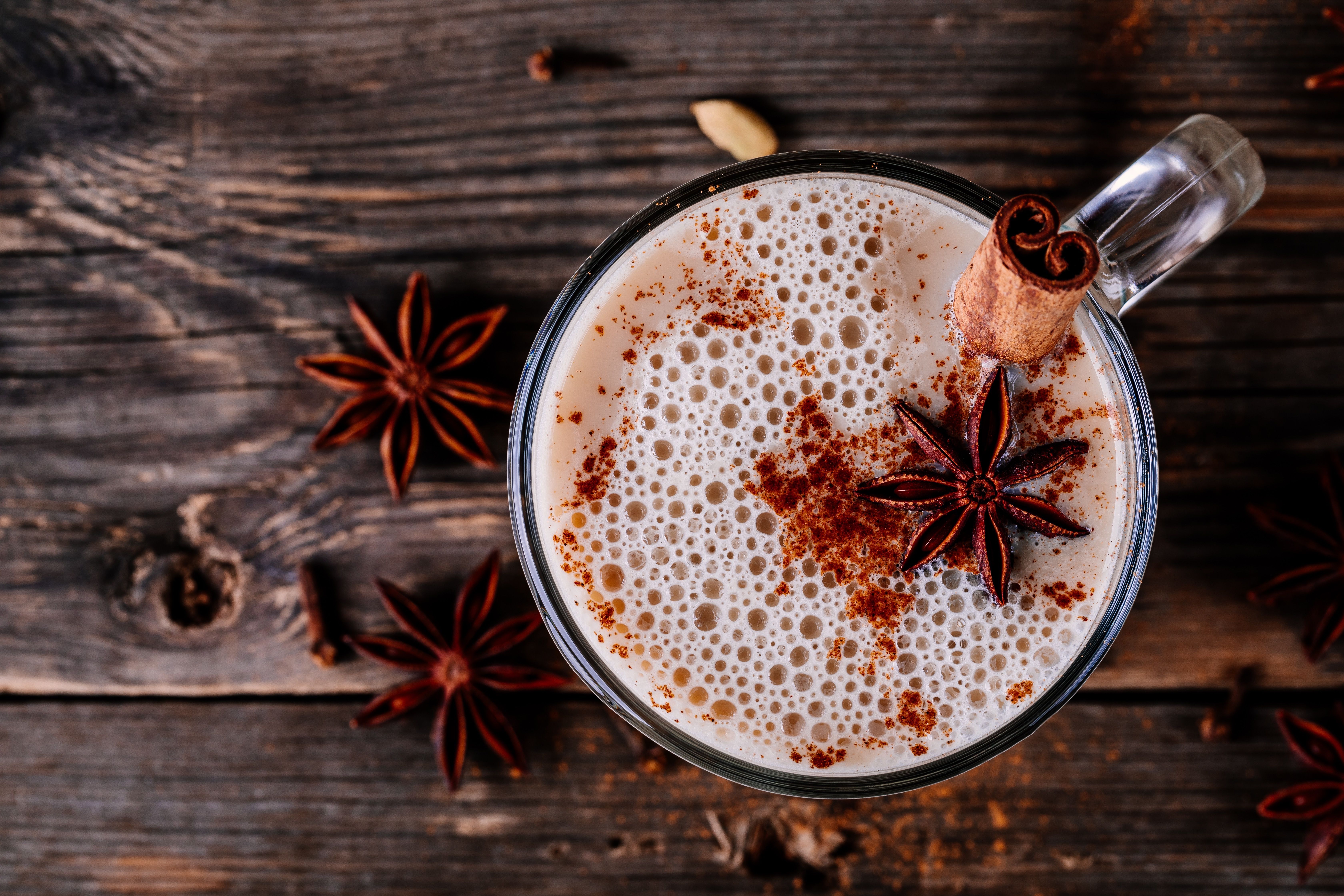 Todos nós poderíamos usar uma bebida nesta temporada: os melhores coquetéis de férias para fazer em casa 4 chá chai temperado