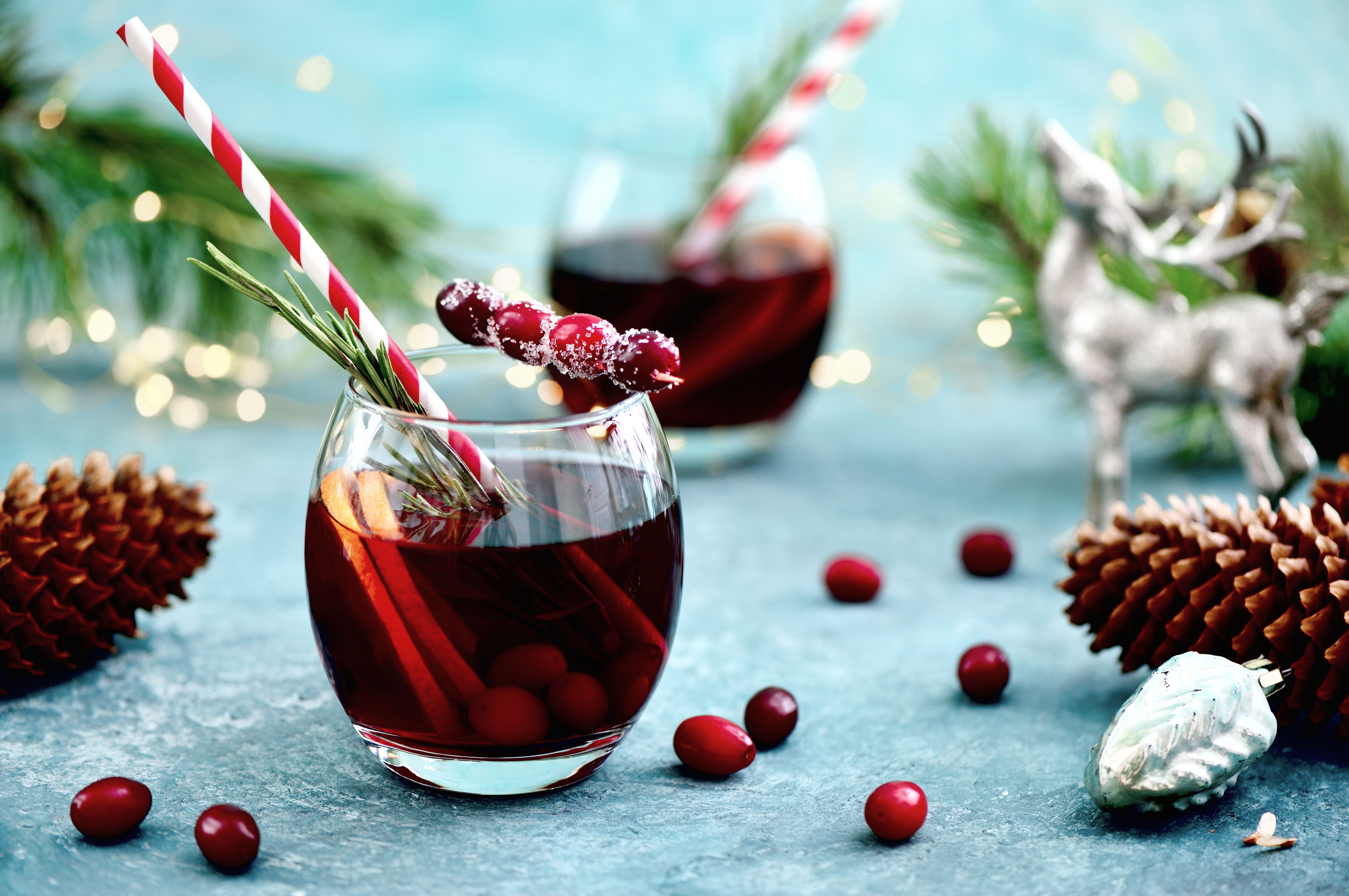 Todos nós poderíamos usar uma bebida nesta temporada: os melhores coquetéis de férias para fazer em casa 5 uma sangria de férias com cranberries