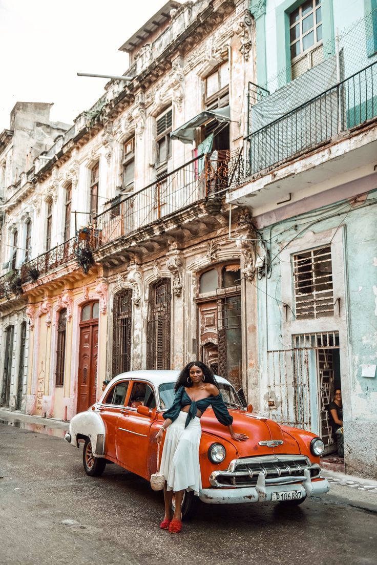 Tudo o que você precisa saber sobre viajar para Cuba 3 Mulher e carro velho em Cuba