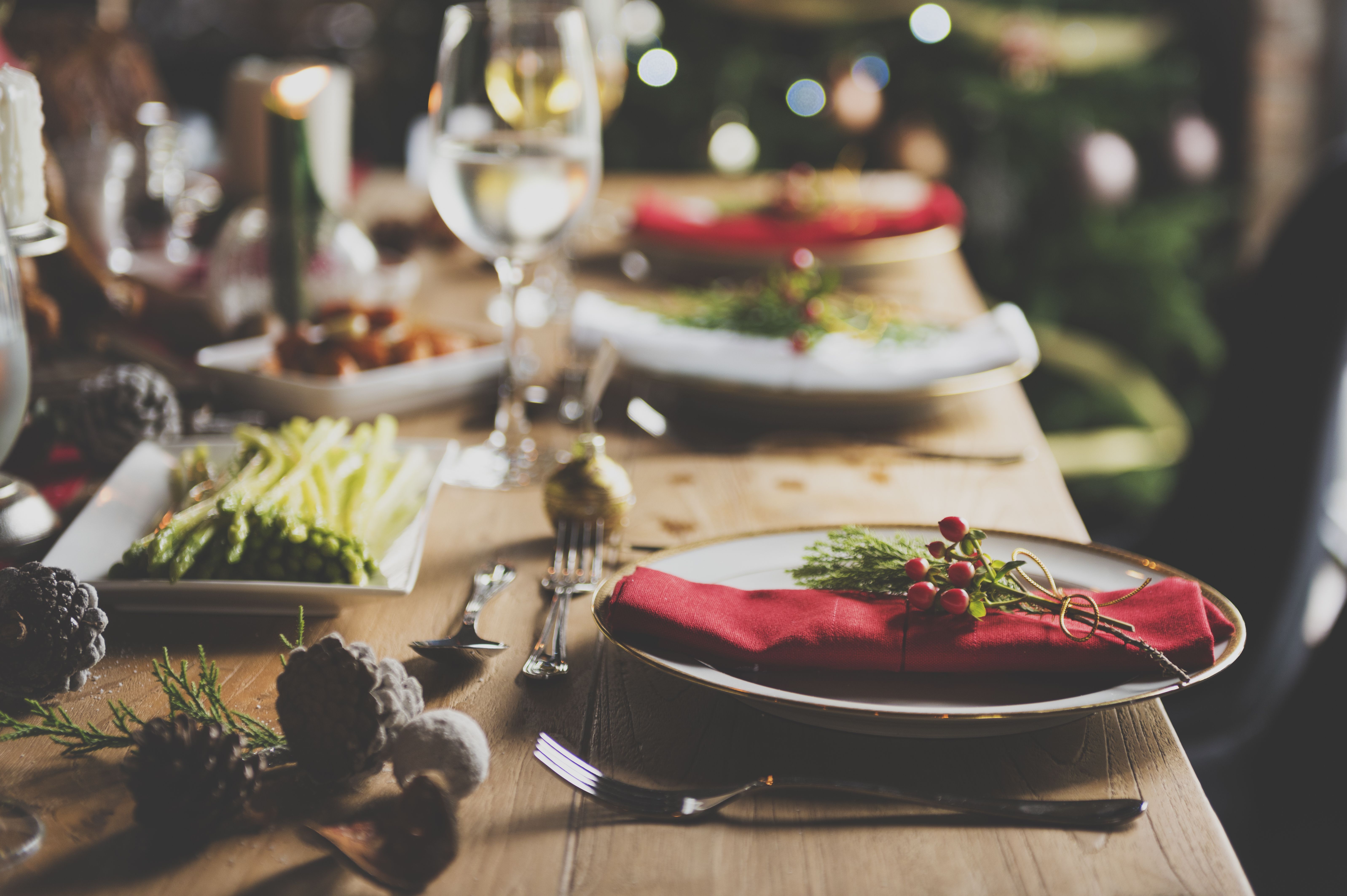 Como ter uma temporada de férias totalmente ecológica, da decoração aos presentes 4 uma mesa posta para o jantar de natal