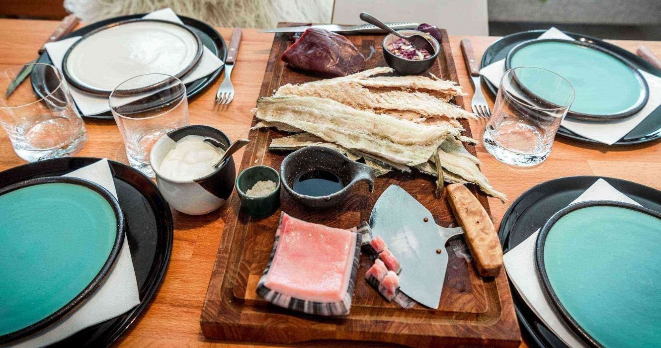 A culinária tradicional da Groenlândia é uma celebração dos frutos do mar locais 1 uma variedade de alimentos da Groenlândia, de peixe a bife