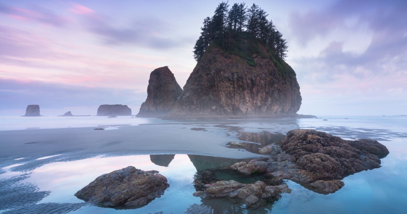 Acampamento em Second Beach, o litoral mais bonito de Washington 1 uma pedra na segunda praia em washington ao pôr do sol