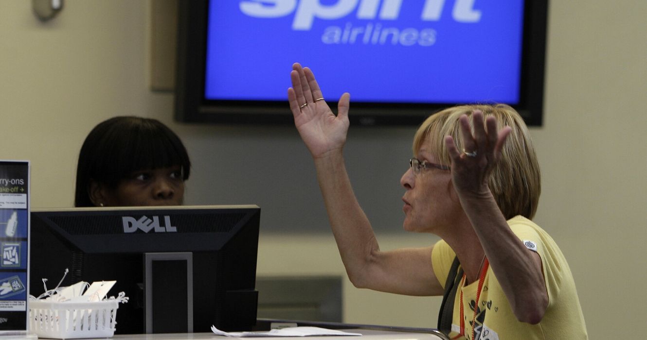 Aqui estão 10 fotos de funcionários da Spirit Airlines (que obviamente foram pegos de surpresa) 1 um funcionário da Spirit Airlines fica frustrado