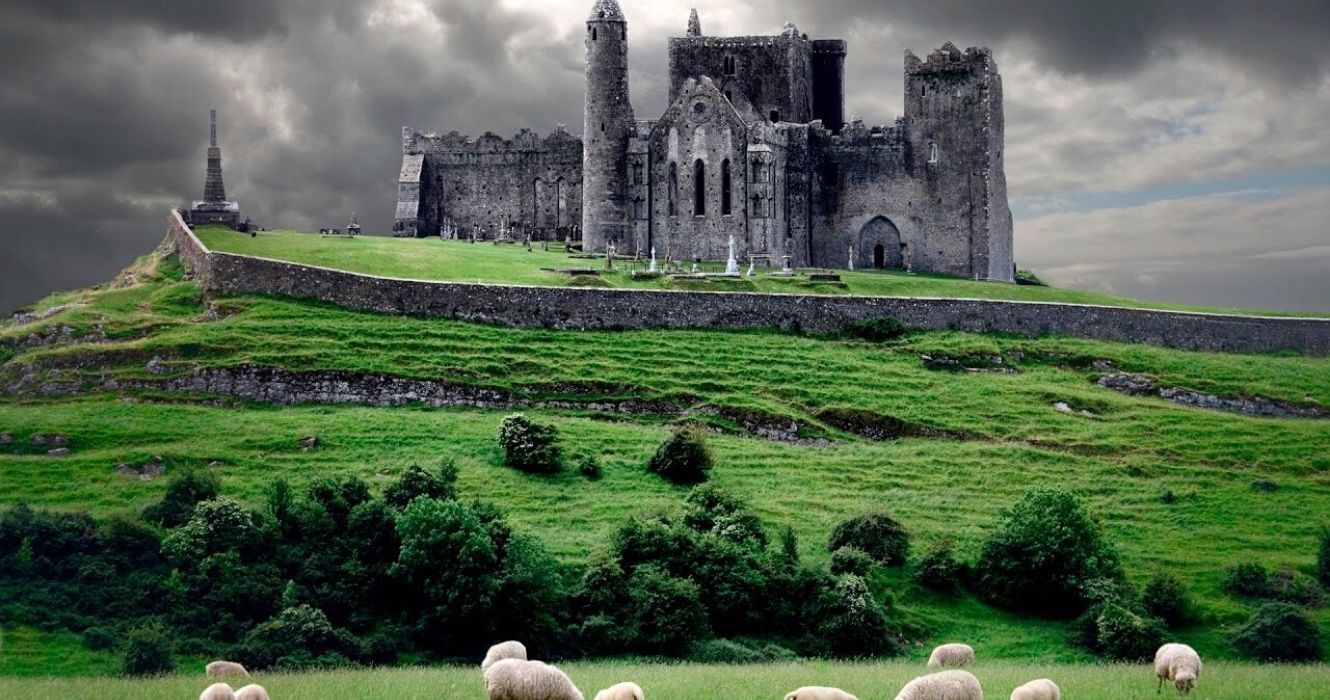 Aqui estão 10 lugares assustadores que os viajantes podem ver quando visitam a Irlanda 1 um castelo assustador na irlanda durante uma tempestade