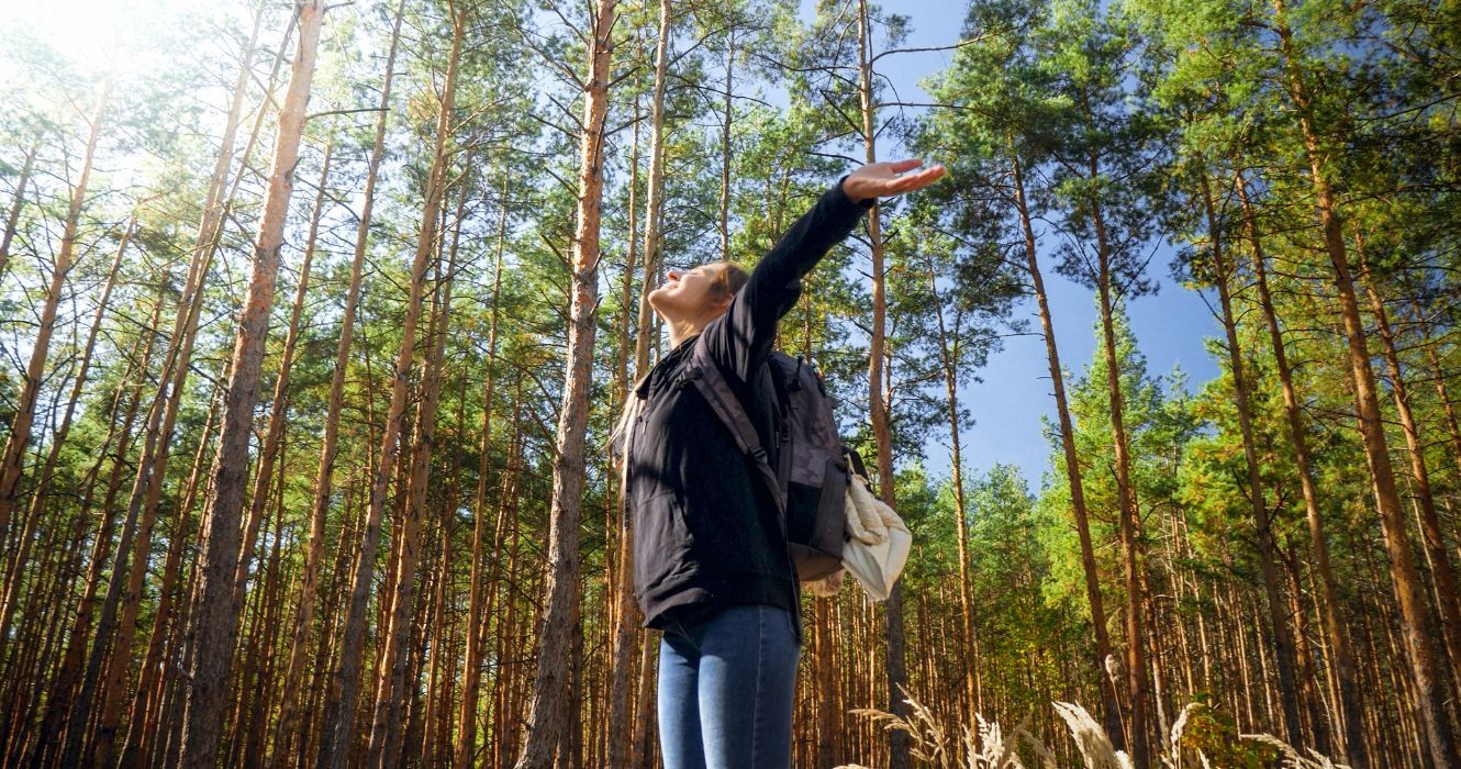 Banho de floresta: o que é e por que você deve fazê-lo pelo menos uma vez 1 uma mulher tomando banho na floresta