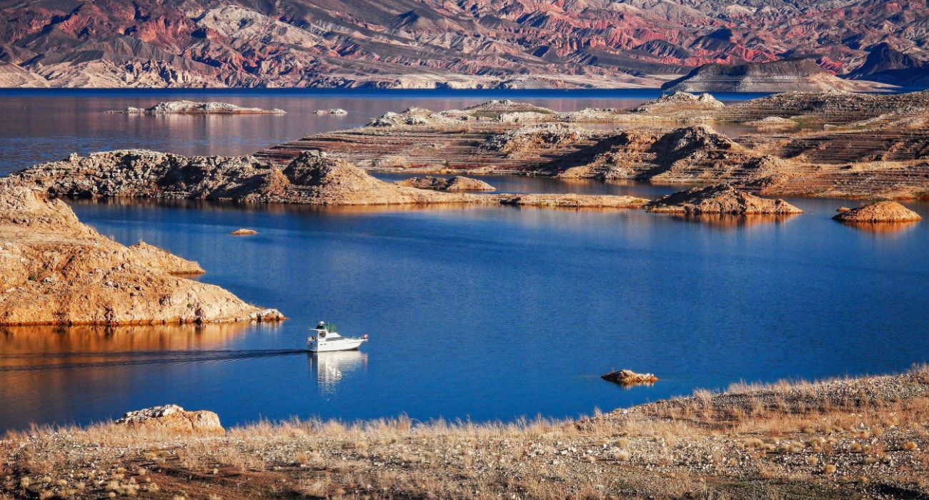 Cidades fantasmas e mais: o que está enterrado no lago Mead 1 Um barco a motor navegando no Lago Mead