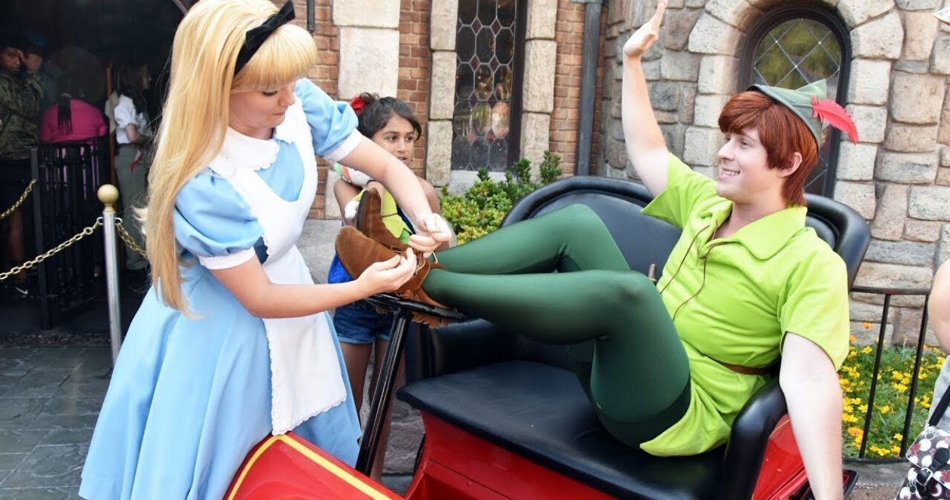 De acordo com ex-funcionários: Veja como é trabalhar na Disneylândia 1 um ator de personagens de alice na disneyland amarra os sapatos de peter pan