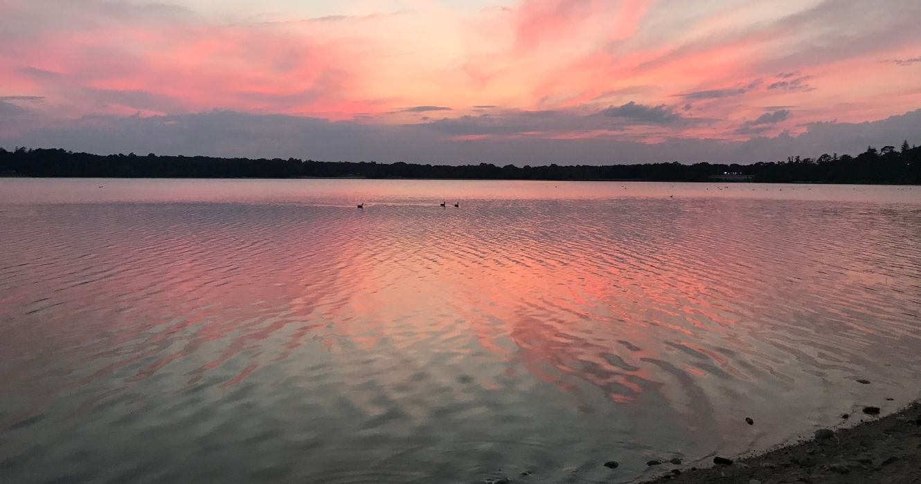 Diz-se que este lago de Long Island carrega uma maldição antiga e, de acordo com os locais, é verdade 1