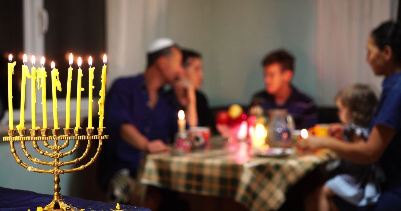 Espalhando luz pelas mídias sociais: como o Hanukkah está se tornando virtual este ano 1 acendendo a menorá no hanukkah