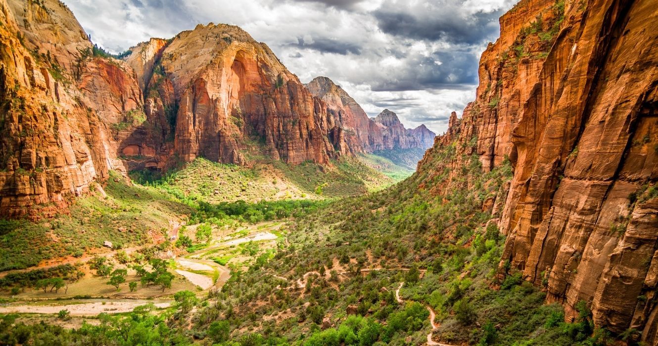 Esta é a melhor época para caminhar pelo Parque Nacional de Zion e o que fazer enquanto estiver lá 1 uma vista aérea do parque nacional de zion e canyon