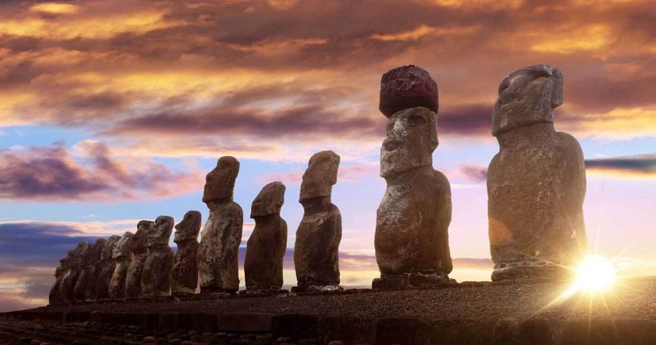 Estamos explicando por que as estátuas da Ilha de Páscoa foram construídas 1 uma fileira de estátuas na ilha de páscoa durante o pôr do sol