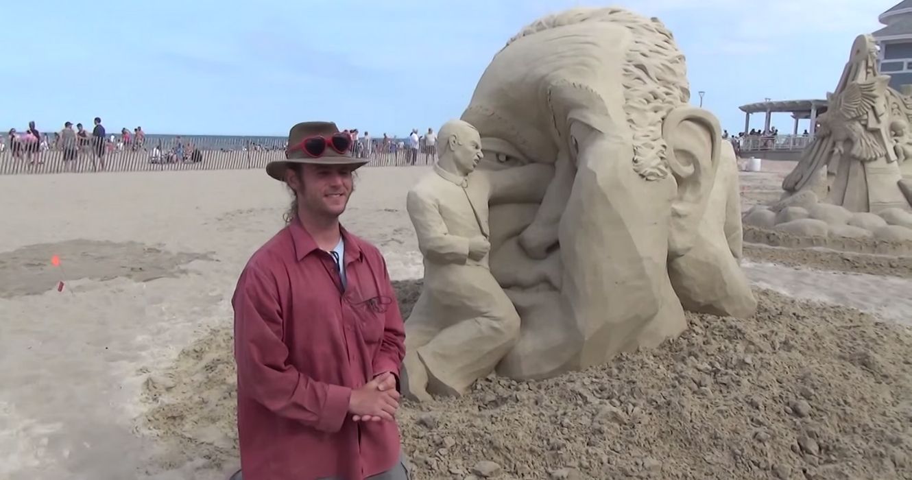O escultor Abe Waterman em frente a sua escultura de areia Suckerpunch
