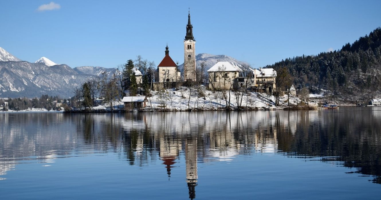 Estas cidades alpinas são as mais próximas que você chegará de estar dentro de um globo de neve real 1 a cidade de bled, eslovênia no inverno