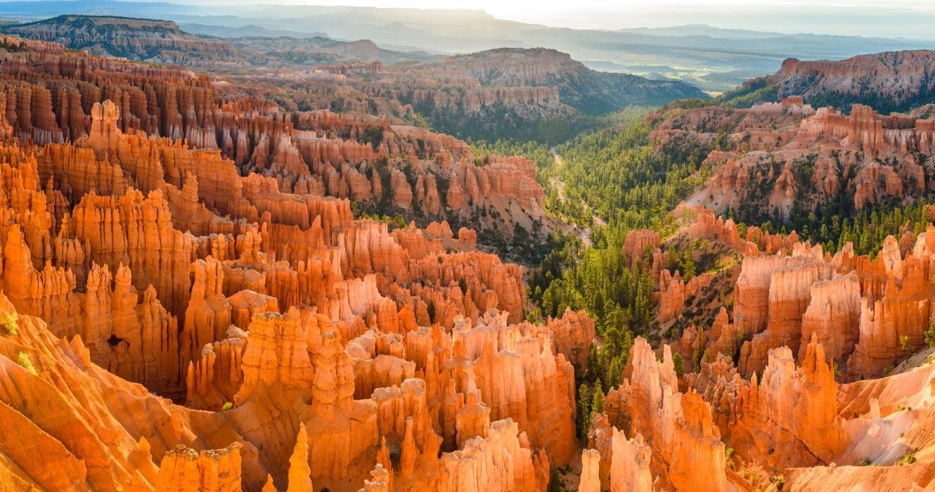 Explore Bryce Canyon de perto deste novo Park Resort 1 uma vista dos hoodoos e formações rochosas em bryce canyon