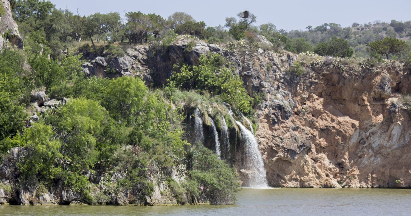 Há uma cidade fantasma perdida sob o lago Buchanan no Texas 1 uma cachoeira no lago buchanan