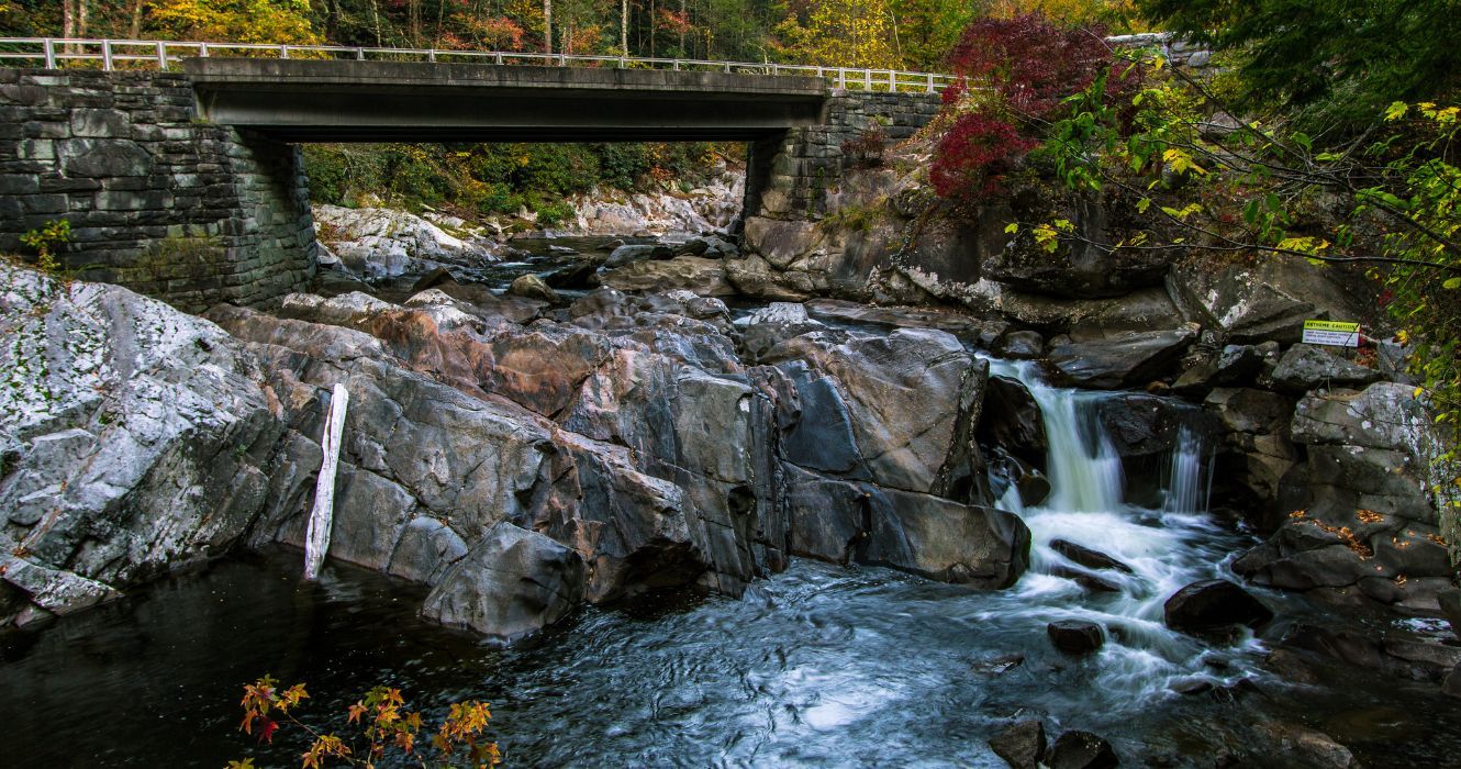 Maggie Valley: esta cidade é a mais próxima das Smoky Mountains 1 a cachoeira das pias nas montanhas esfumaçadas