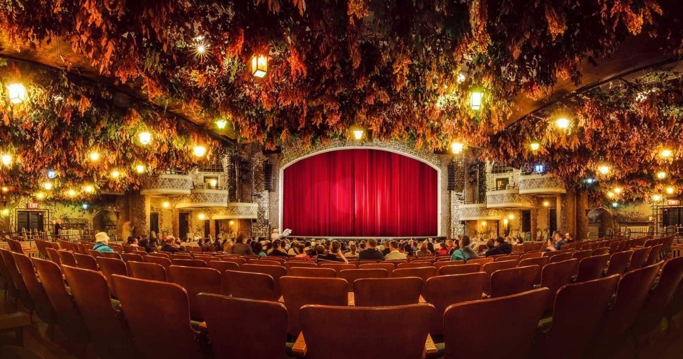 O Elgin Winter Theatre é o último teatro eduardiano empilhado do mundo, e fica em Toronto 1 o jardim de inverno e o teatro elgin