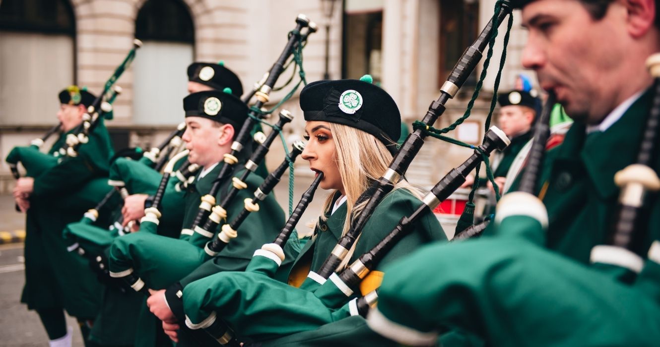 O dia de São Patrício na Irlanda já foi uma celebração solene em comparação com o resto do mundo 1 pessoas tocando gaita de foles em um desfile do dia de são patrício