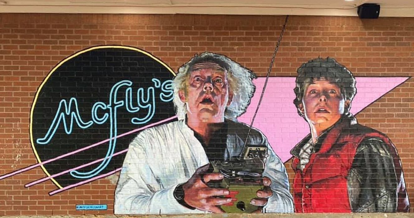 Os fãs agora podem viver seus sonhos de 'De volta para o futuro' neste pub do Texas 1 mcfly's pub em fort worth, texas