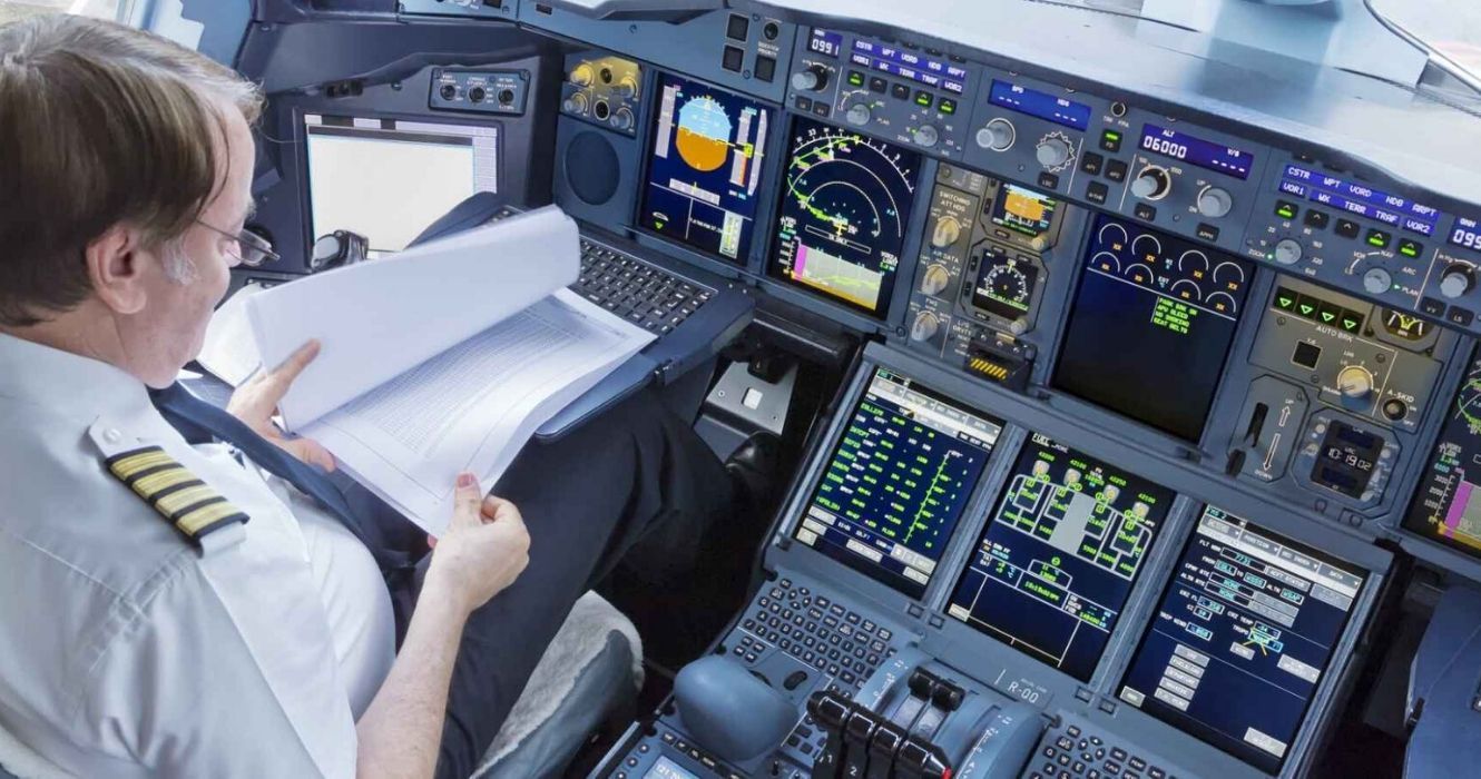 um piloto lê notas antes da decolagem