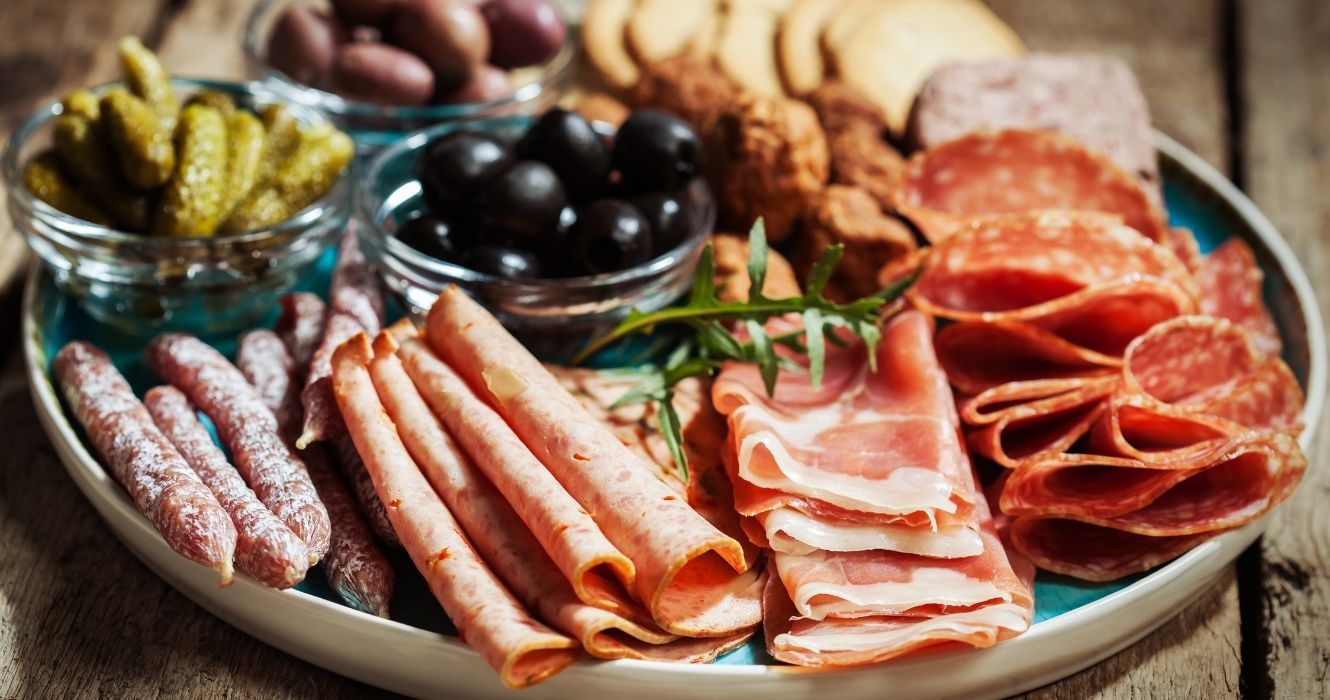 Por que a charcutaria é tão popular e como você pode criar um aperitivo (acessível) 1 Por que a charcutaria é tão popular e como você pode criar um aperitivo (acessível) 1