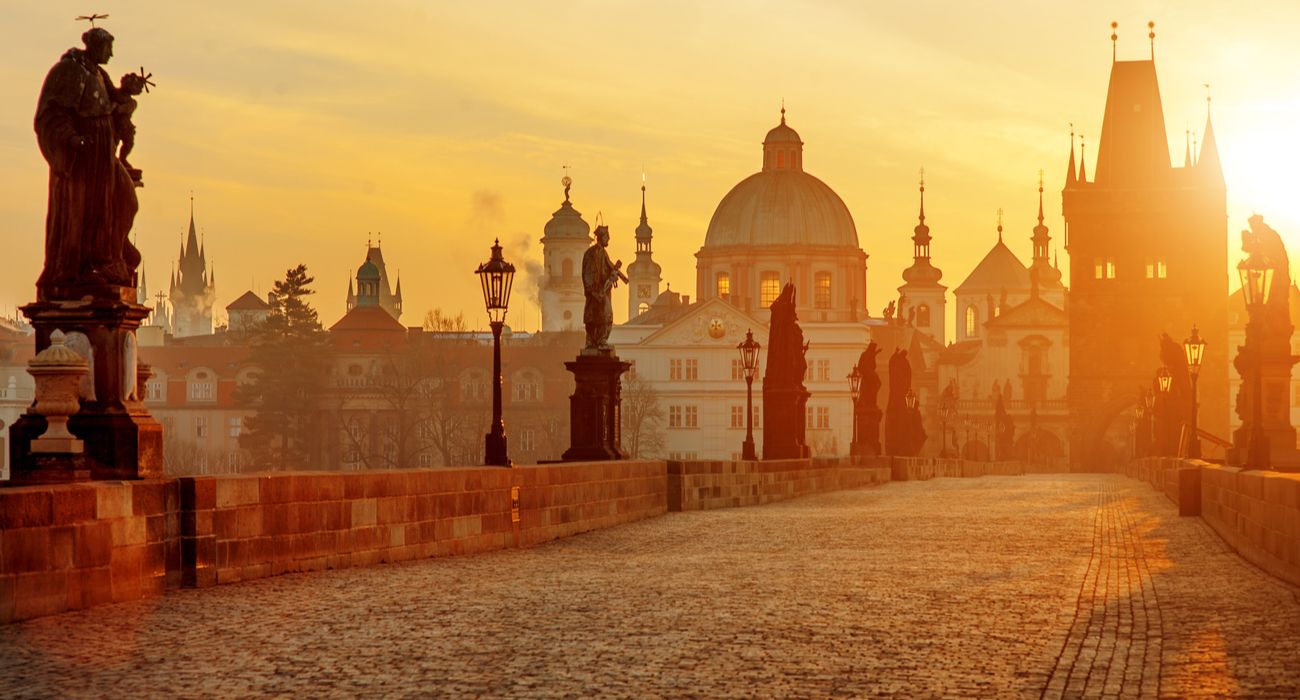 Praga é mais romântica que Paris? 1 Vista panorâmica da Charles Bridge ao nascer do sol