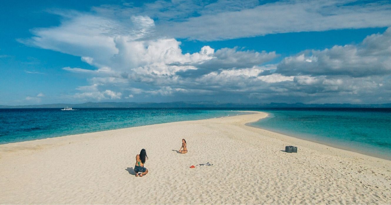 Procurando belas praias? Estas ilhas são praticamente intocadas 1 duas garotas na praia em visayas ocidentais