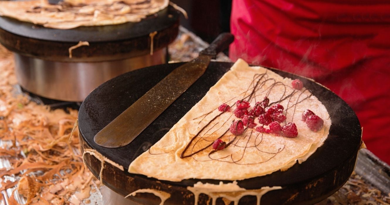 Se você não sabia que Paris tem sua própria comida de rua, é isso que você está perdendo 1 fazendo crepes em paris