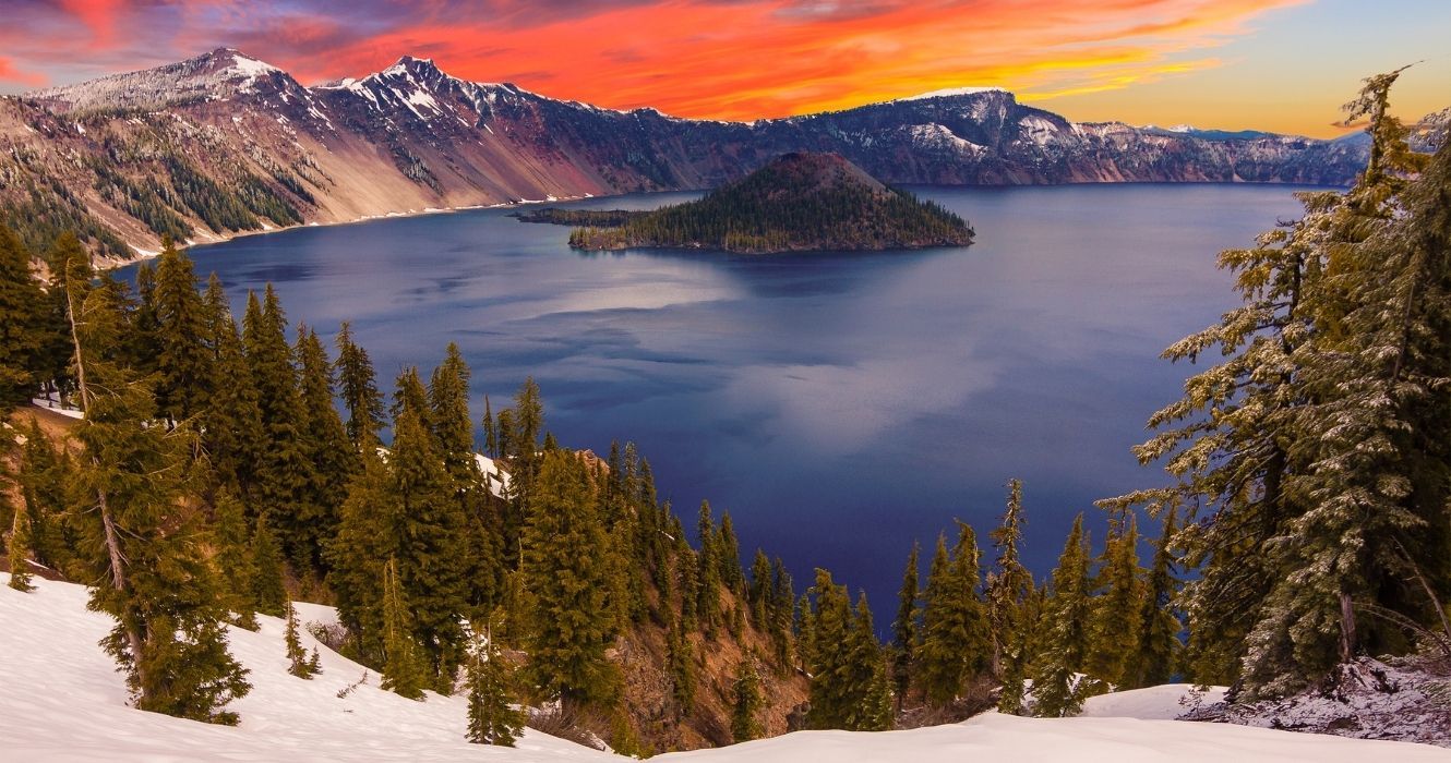 Sim, você pode acampar na beira do lago mais profundo dos EUA... e também é um vulcão 1