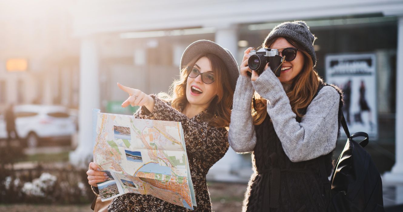 viajantes com um mapa e uma câmera