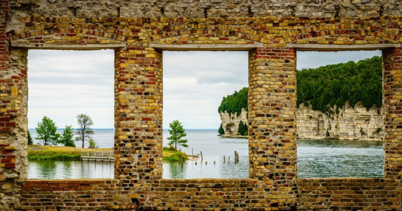 Uma das melhores vistas do Lago Michigan pode ser vista de... Uma cidade fantasma? 1 uma vista do lago michigan da cidade histórica de fayette