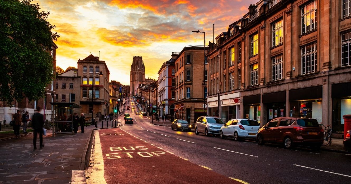 uma rua em Bristol, Inglaterra ao pôr do sol