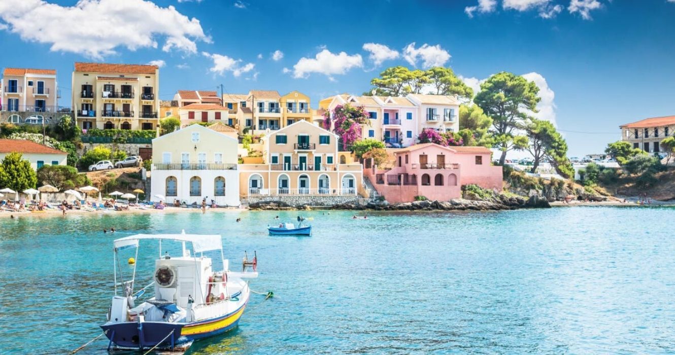 Vamos pesar os prós e os contras de viajar para a Europa no verão 1 um barco flutua no meio da água em uma linda cidade europeia
