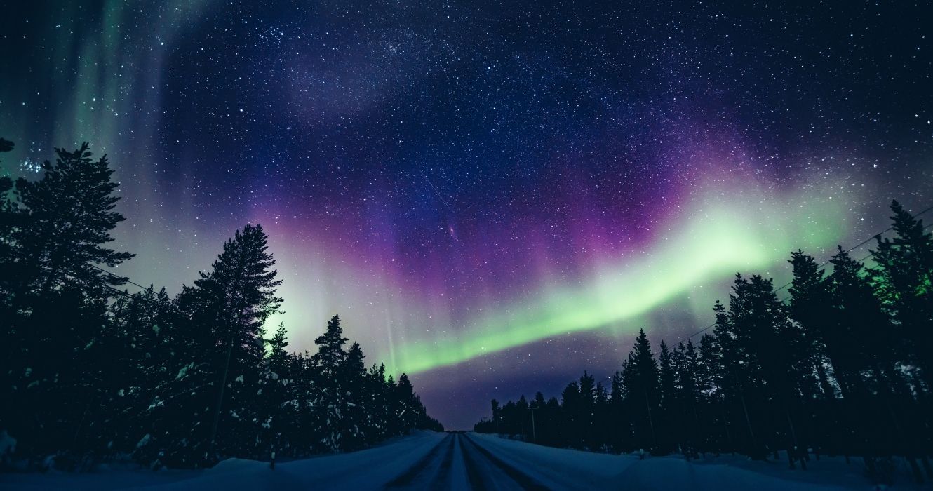 as luzes do norte sobre uma estrada no Canadá