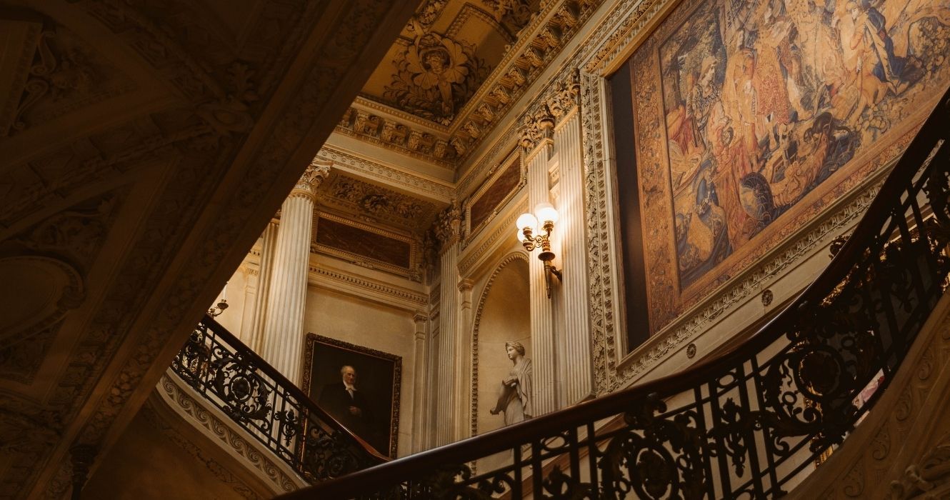 Você pode visitar The Breakers, a mansão histórica de maior prestígio de Rhode Island e outras como ela 1 uma escada dentro dos disjuntores em newport, rhode island