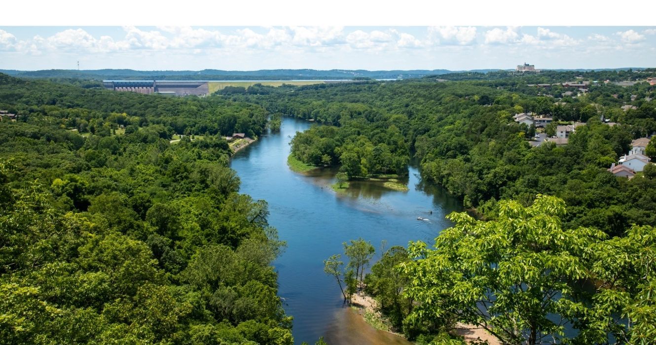 Você pode viver seus sonhos de casa na árvore neste canto do Missouri Ozarks 1 uma vista aérea de um parque em branson, missouri