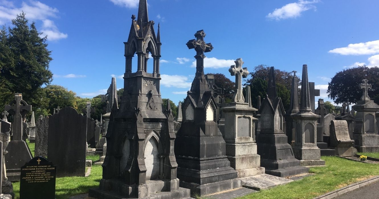 Você sabia que havia um museu do cemitério em Dublin? É assim que é 1 o cemitério de glasnevin em dublin, irlanda