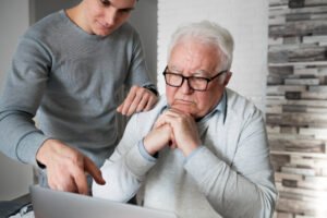 Como proteger os idosos de golpes financeiros 4